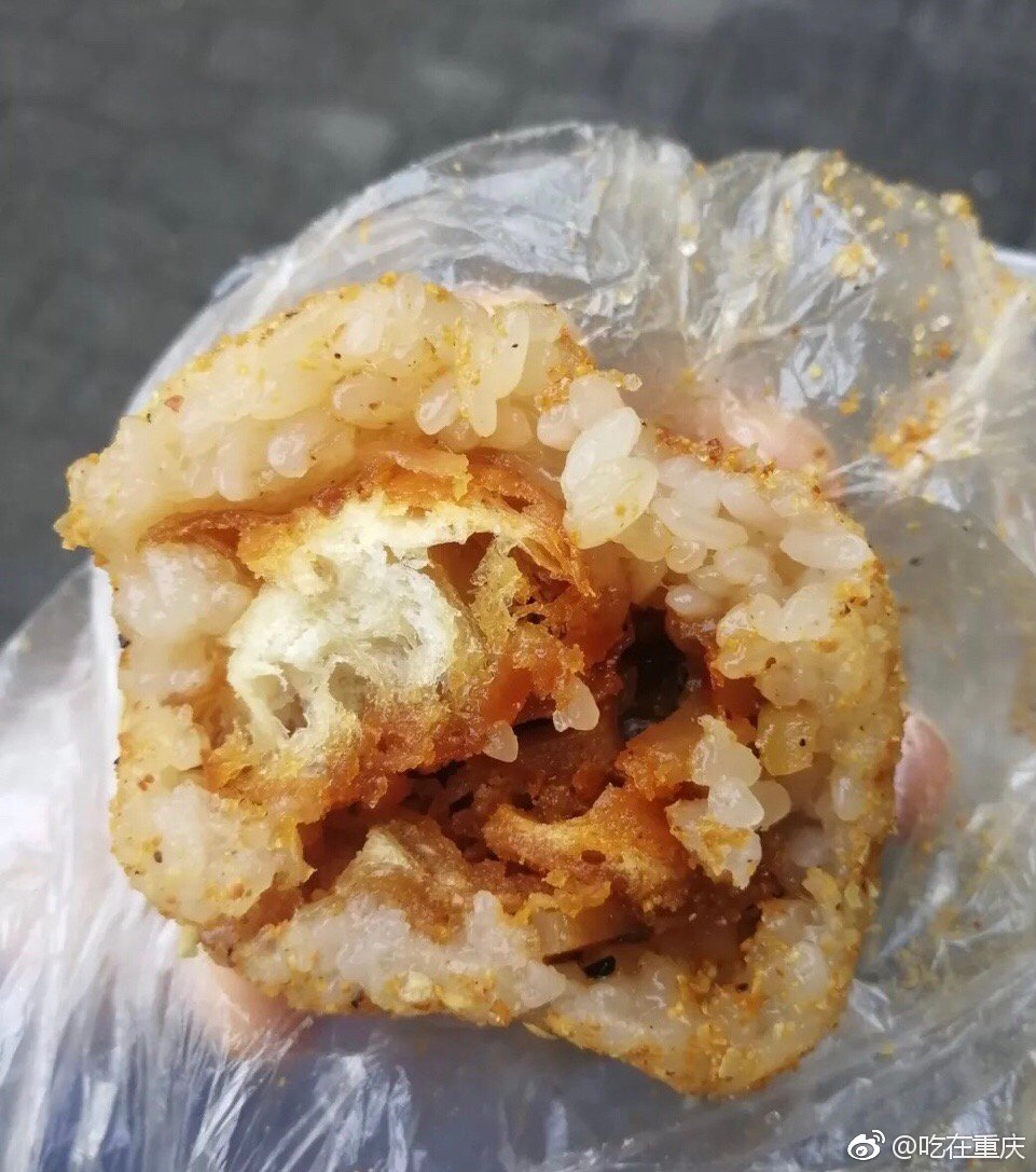 一看就知道这是重庆的老小吃糯米团糯米裹上豆面儿