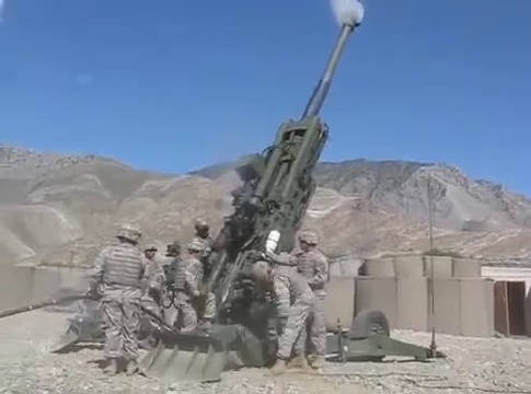 美军m777式155毫米超轻型榴弹炮,一号装药,大射角,打击近距离