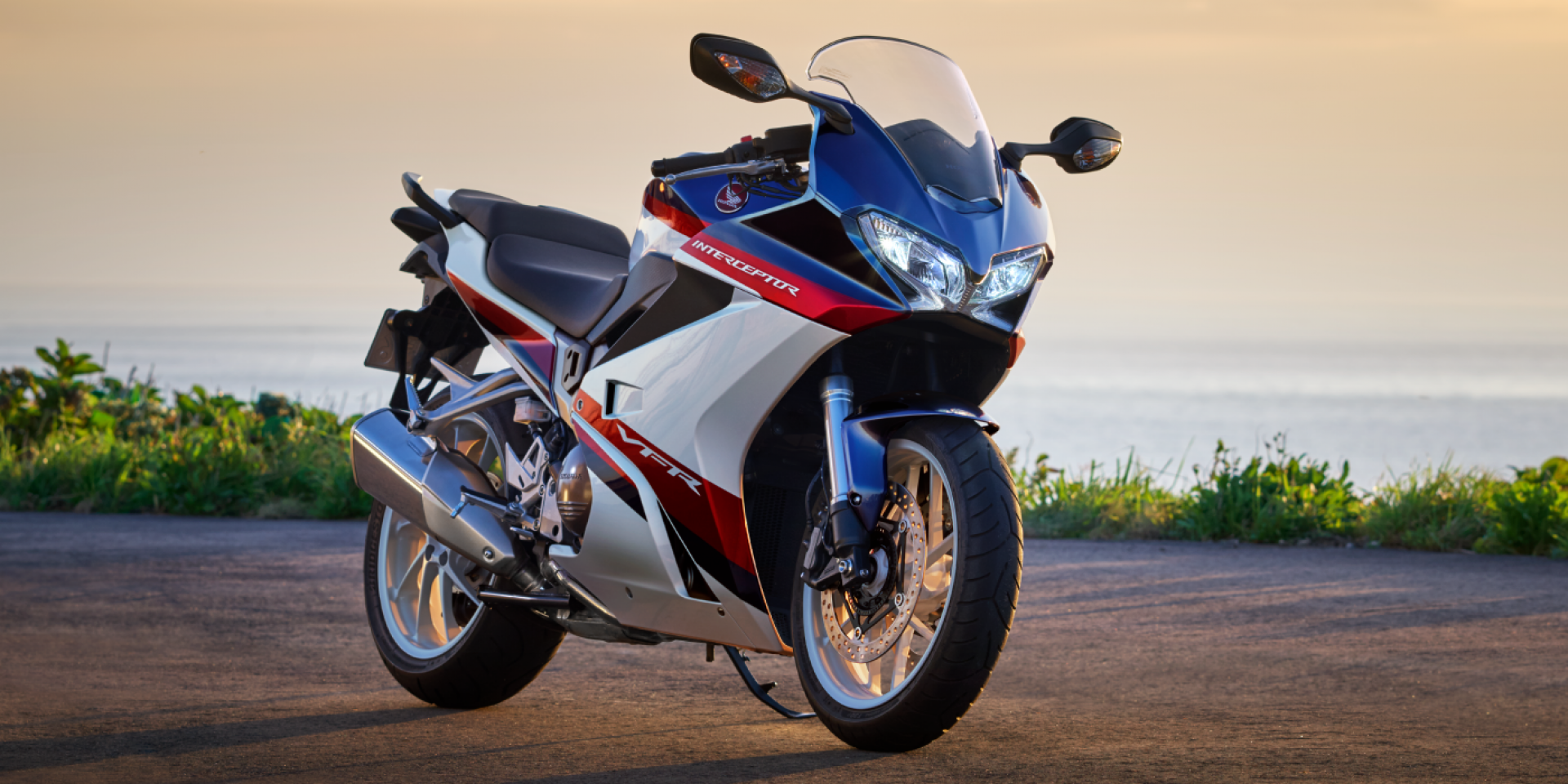 经典配色上身本田vfr系列新色上市