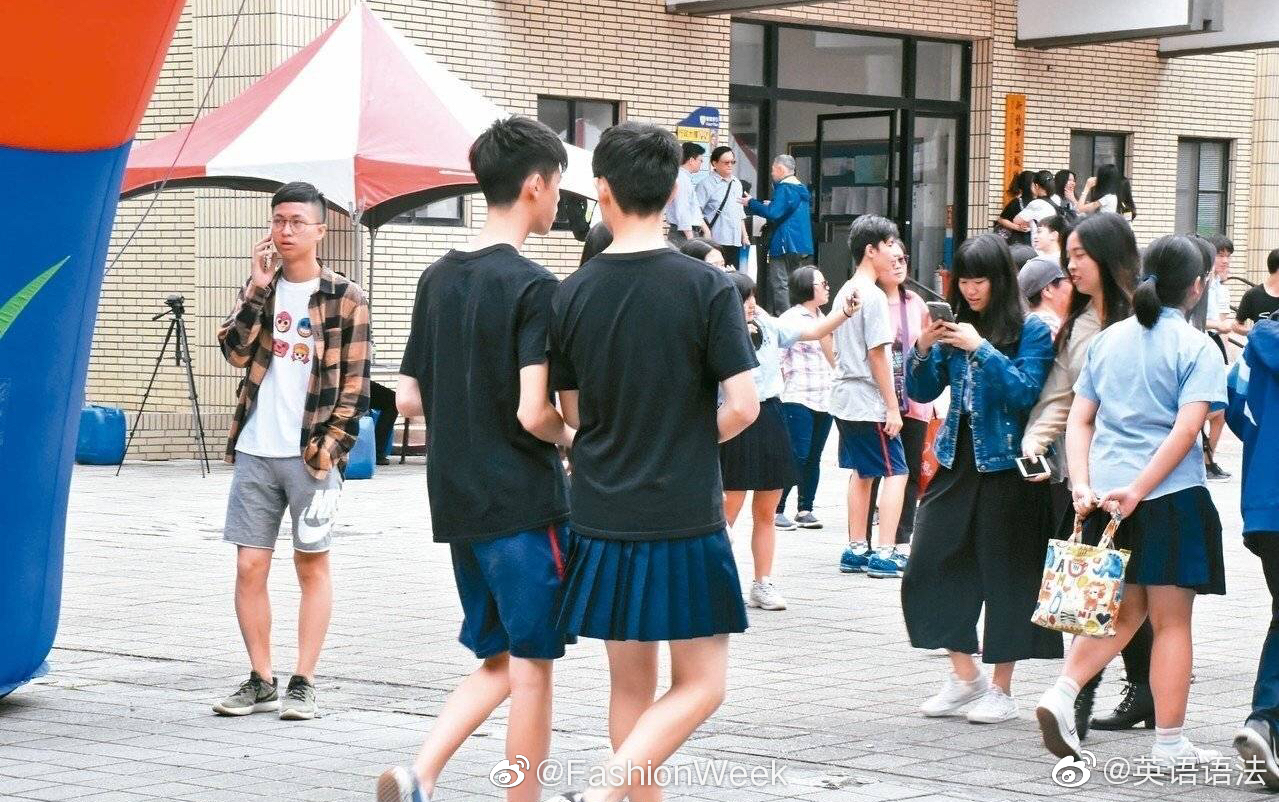 台湾高中男生集体穿裙子上学,看完这画风,你给打多少分