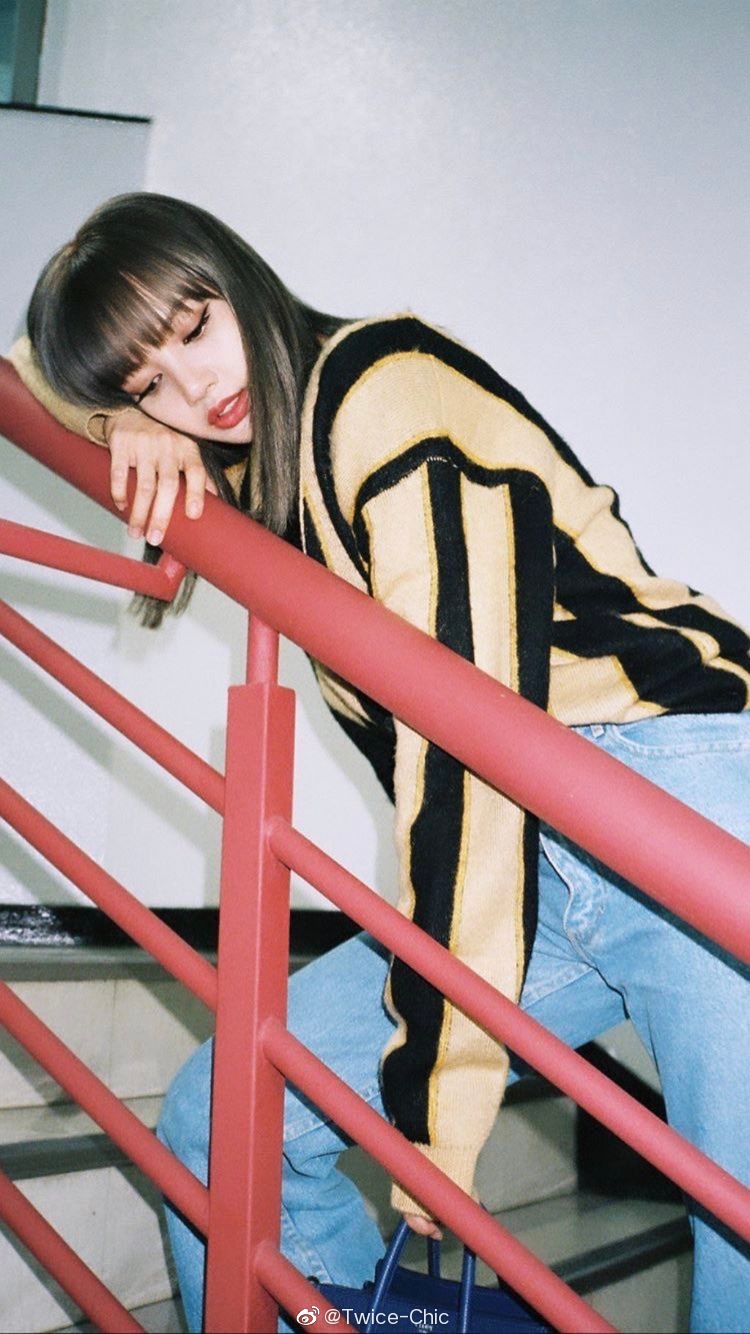 lisa条纹开衫浅蓝牛仔红唇妆的复古甜