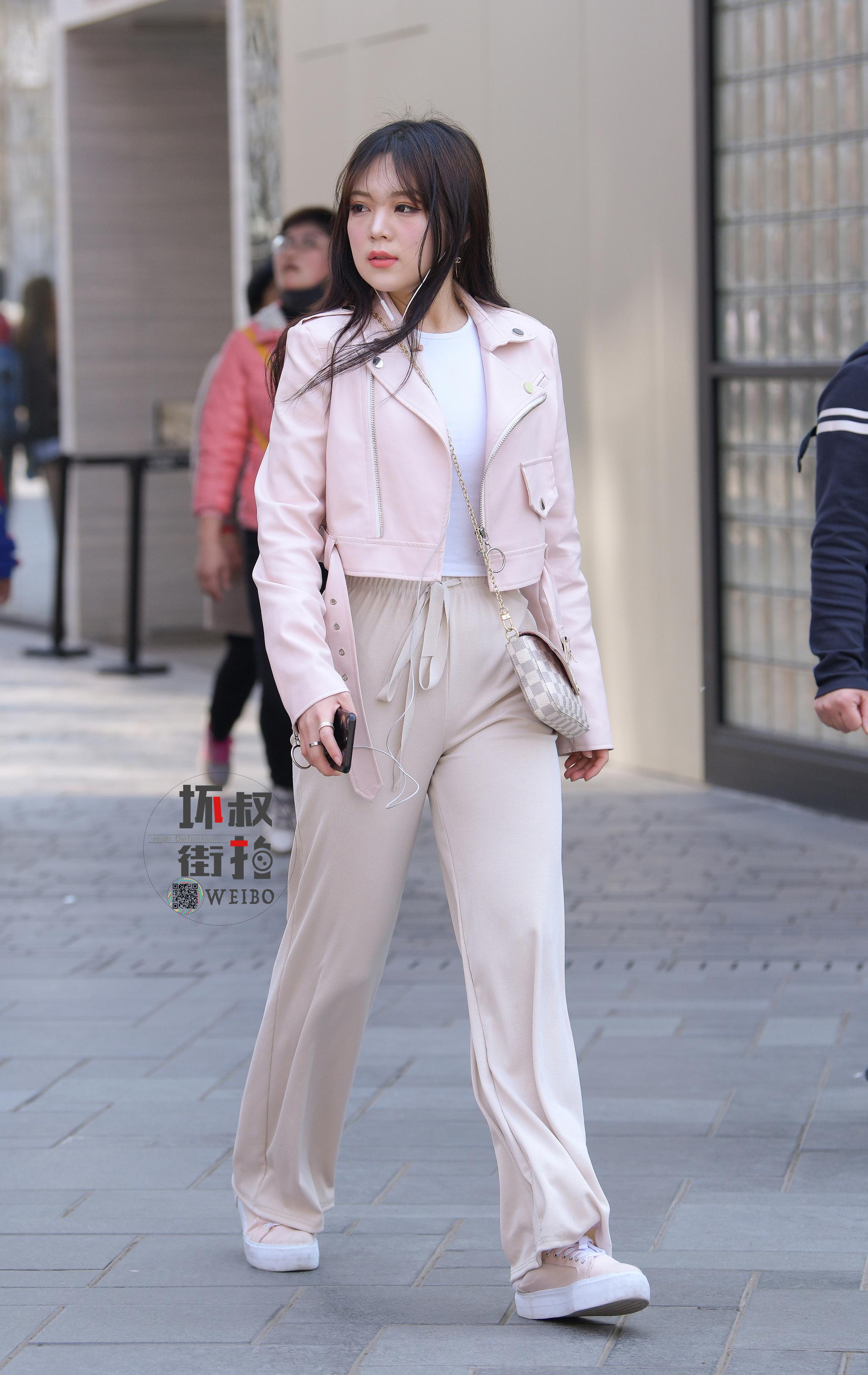 同色系搭配～ 来源:@坏叔街拍_高清图集_新浪网