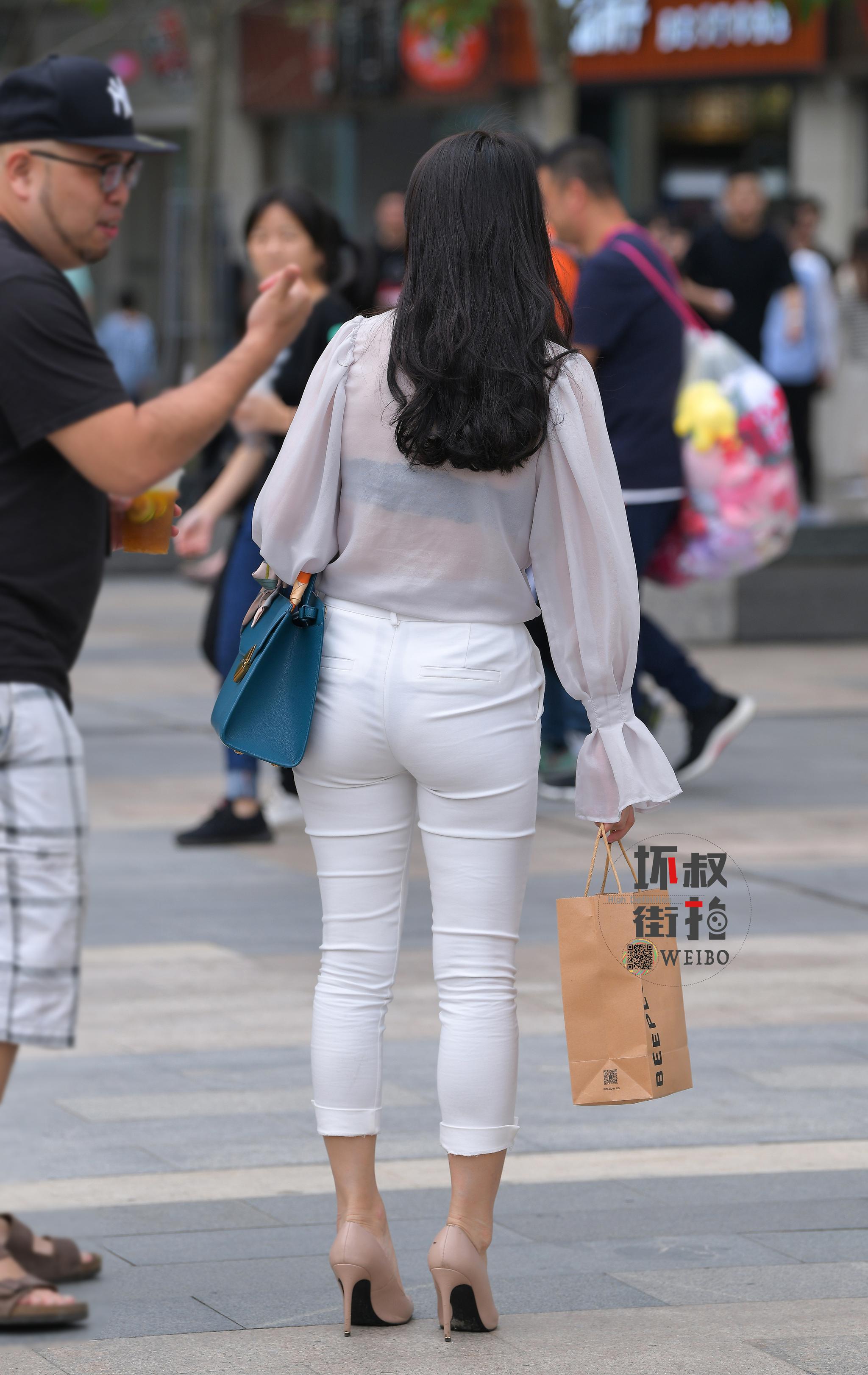 背影～来源:@坏叔街拍__财经头条