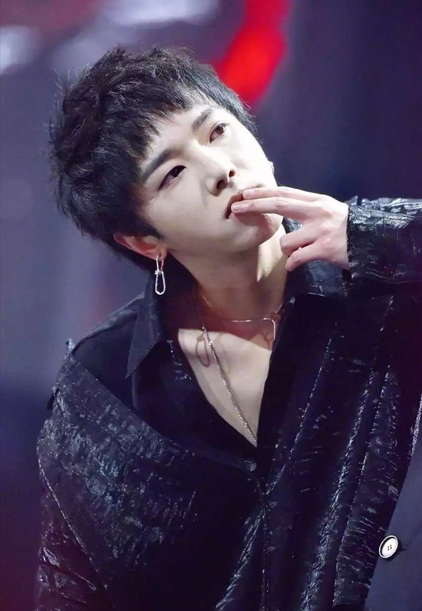 华晨宇绝美锁骨,魅力十足,优秀的锁骨,精致的五官