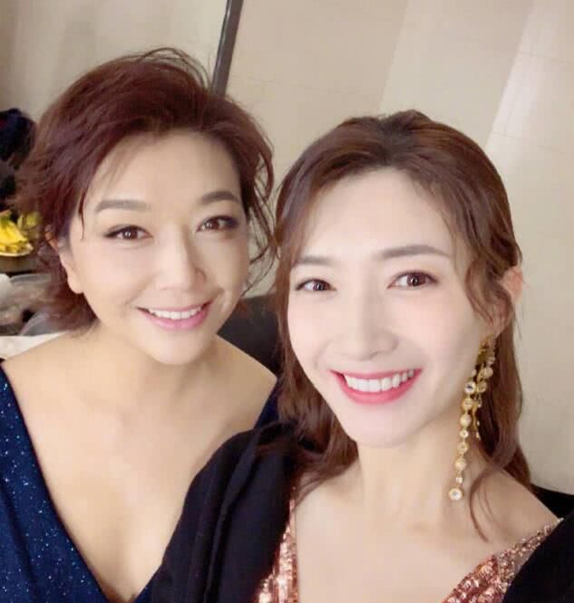"母女同框"!江疏影和江珊合影调侃"见到了我传说中的妈妈.
