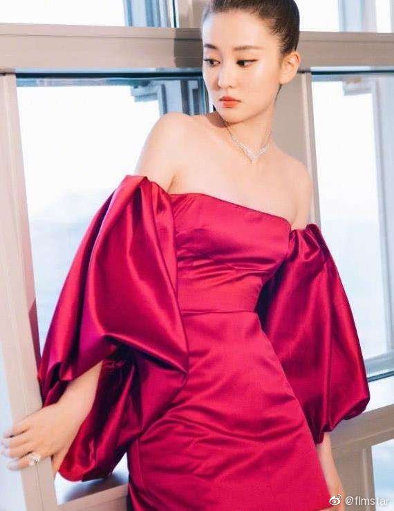 乔欣出席活动的时候,身穿红色吊带裙,引起大众们的重点关注