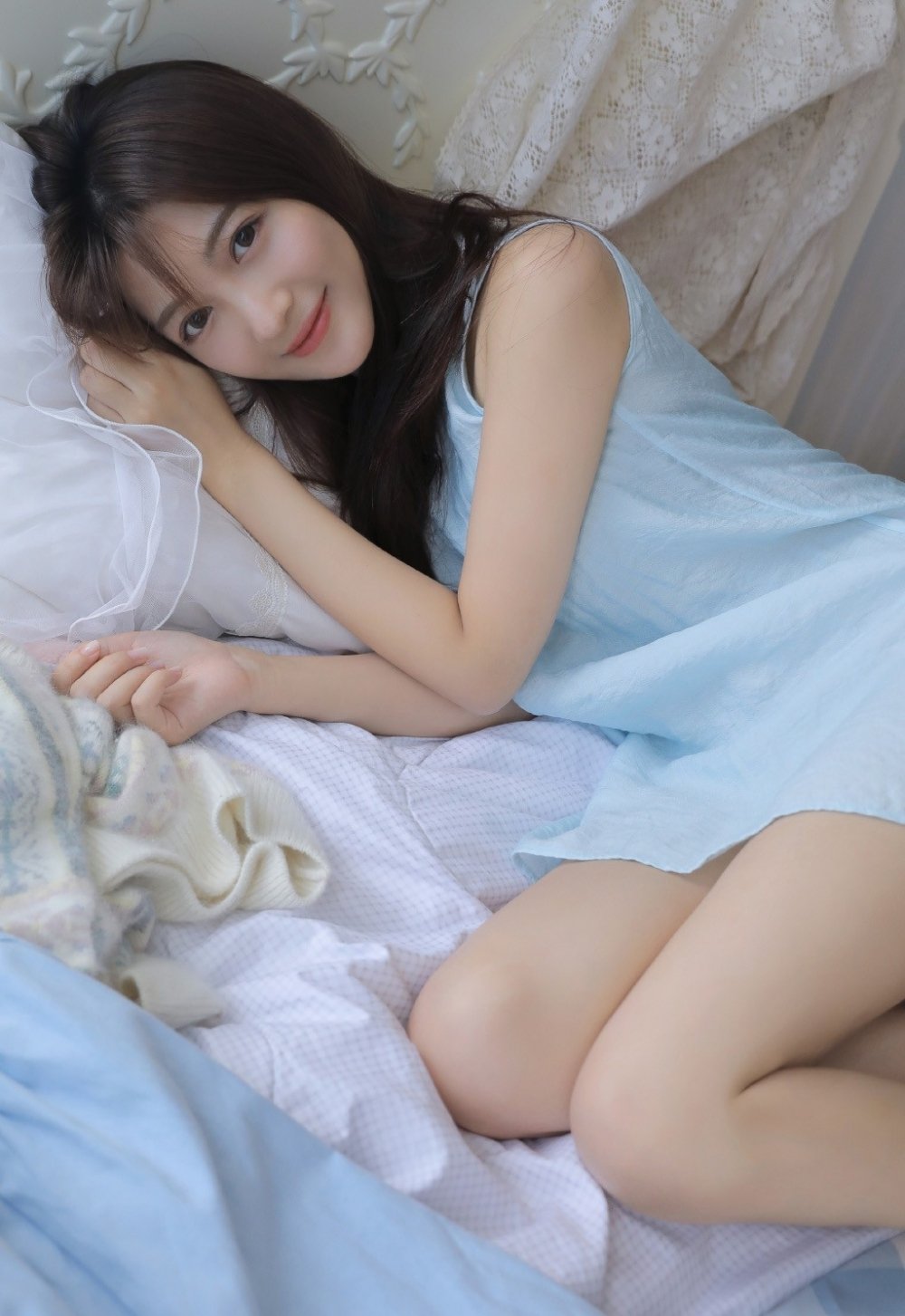 高颜值极品清纯美少女蓝色吊带裙性感美腿私房唯美写真