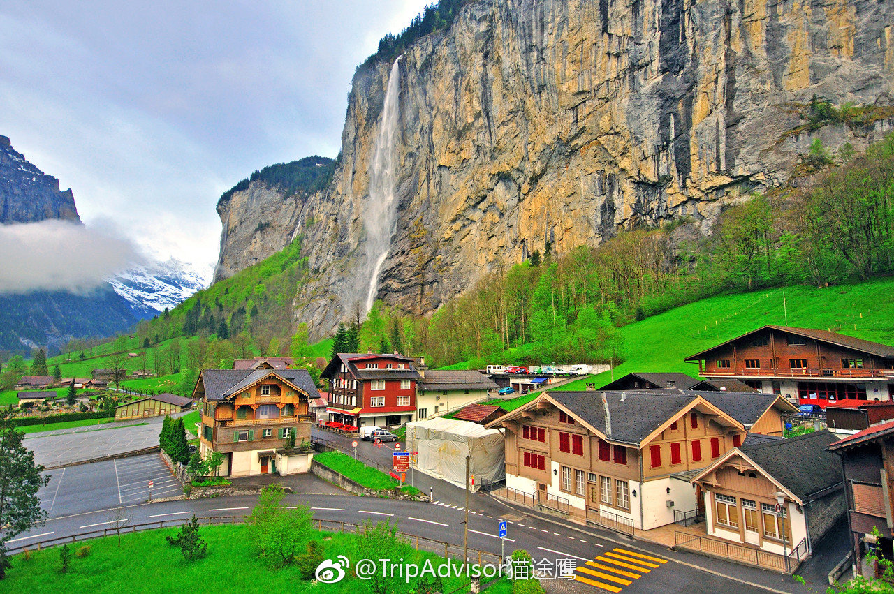 瑞士劳特布龙嫩,这里有多达70多个瀑布和小河从山崖上流下来
