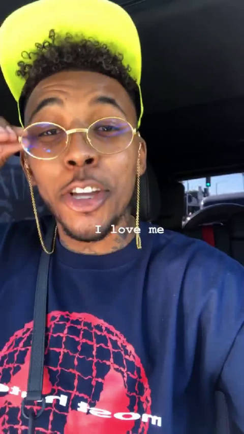 尼克杨的今日造型.莹光帽配金链眼镜 老杨你这是要闹成那样?