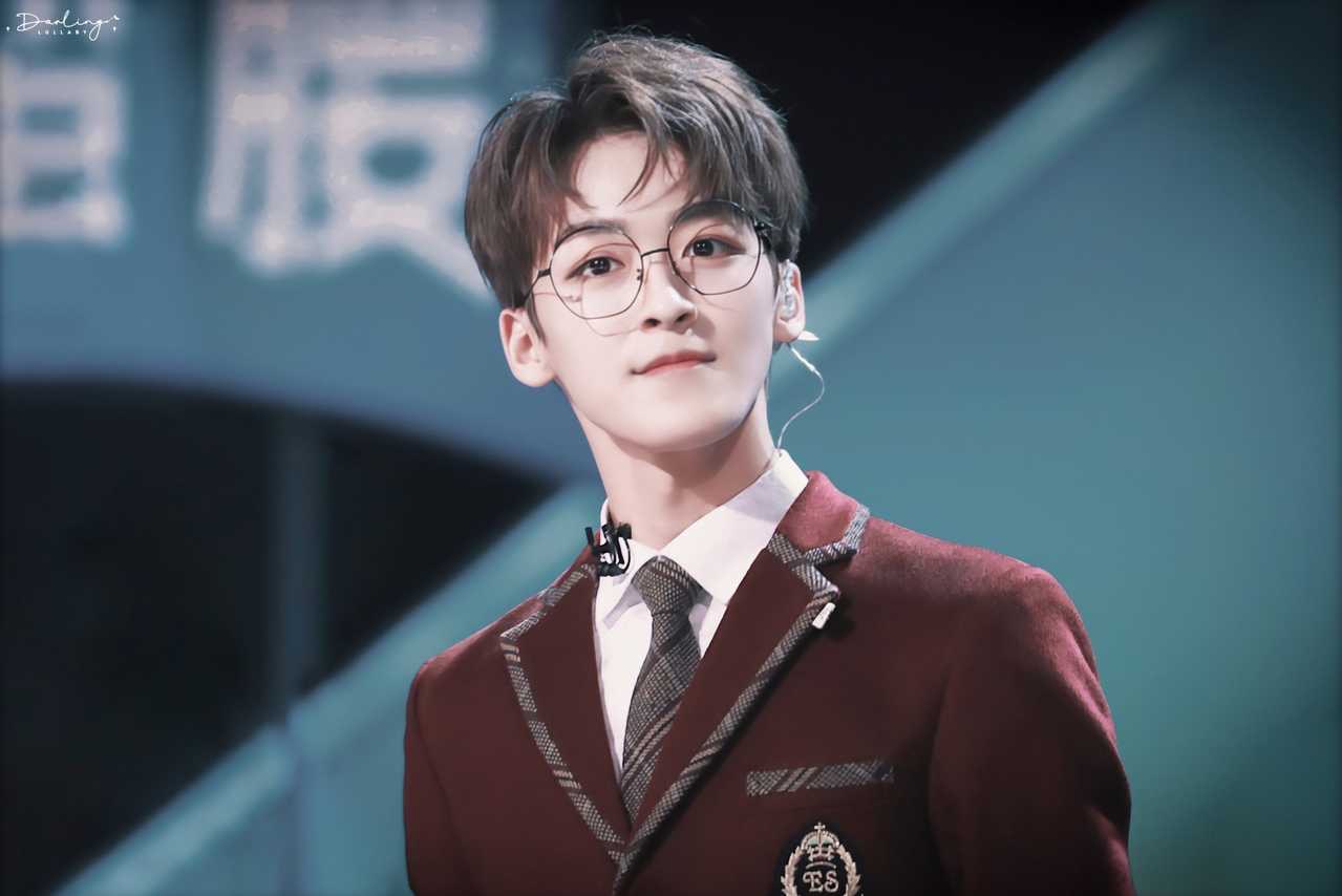何洛洛r1se何洛洛世间最美好的词都不足以形容你