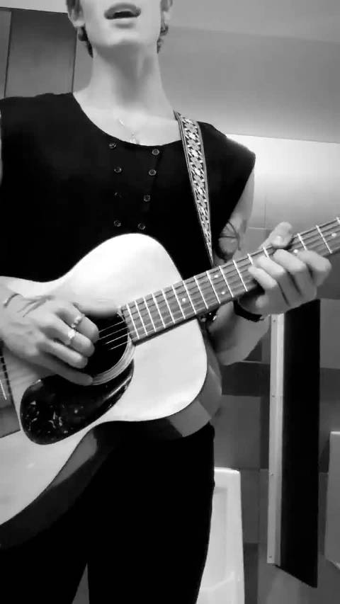 SHE现场一曲《天灰》好听至极 令人戳心哭了