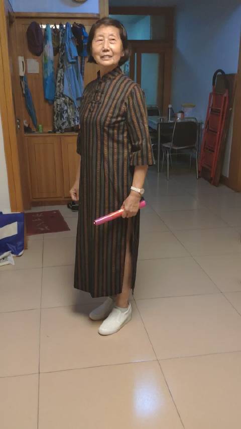 这是我二嫂,我二哥到我这里来治病了,我二哥突然性耳聋了