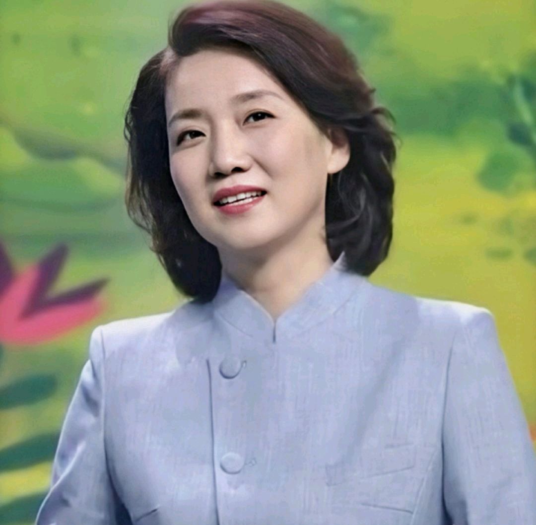 时隔4年国脸李修平再次亮相央视,穿着时尚举止优雅,还是那么美