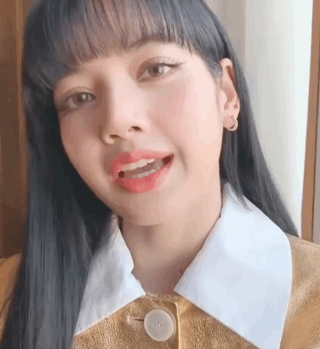 Lisa身着金色套装 出席prada米兰大秀 新发型神似小松菜奈