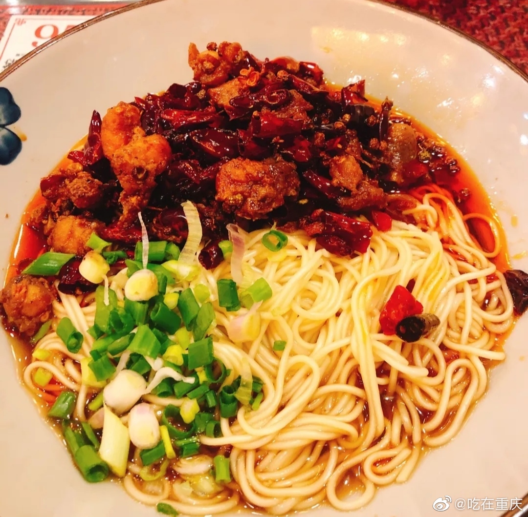 1 / 9 干劲满满的一天从一碗辣子鸡面开始鸡块配上劲道的面条,麻辣的