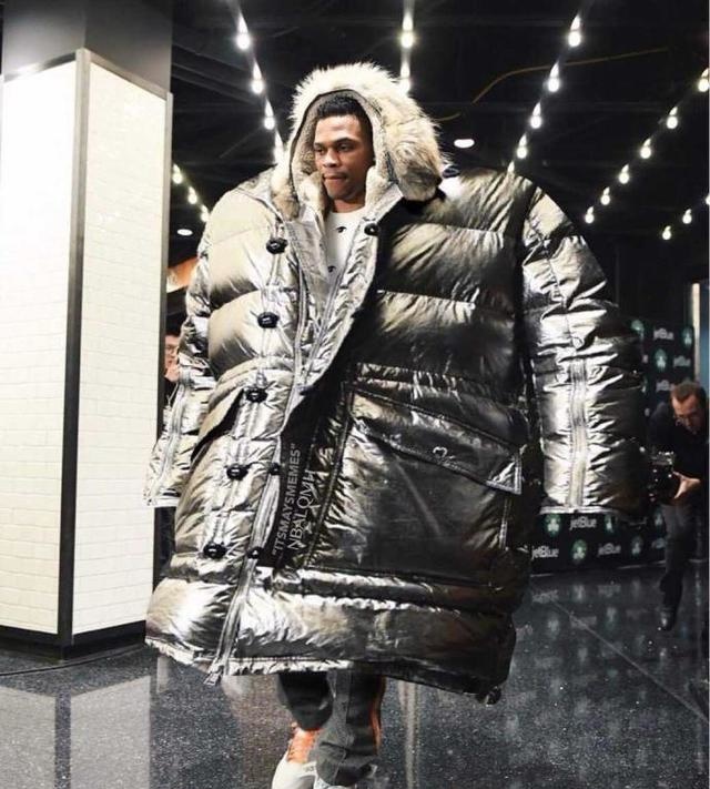 雷人?威少的穿衣风格让人摸不着头脑,超大号羽绒服身上穿