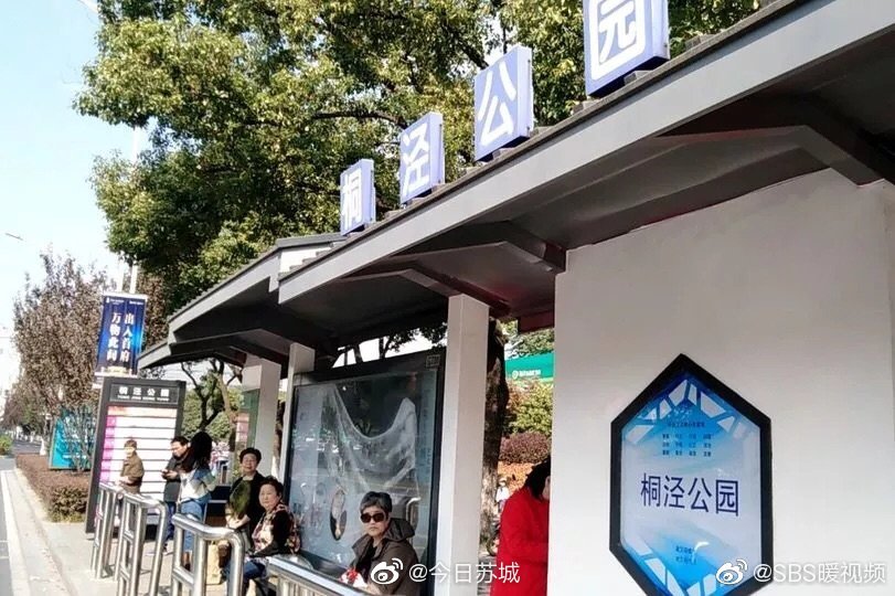 市区候车亭增设主站名，不担心看不清站了