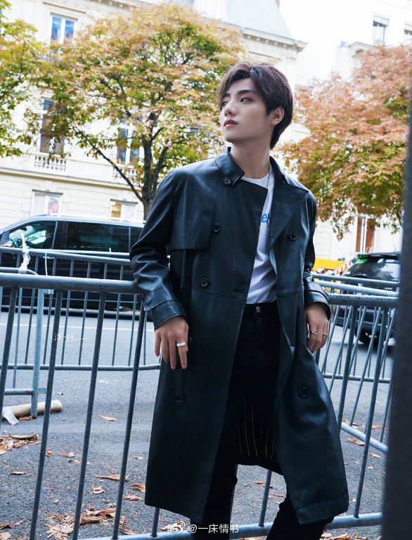 unine成员李振宁大白天穿着粉丝送的衣服跟一位美女当街拥抱