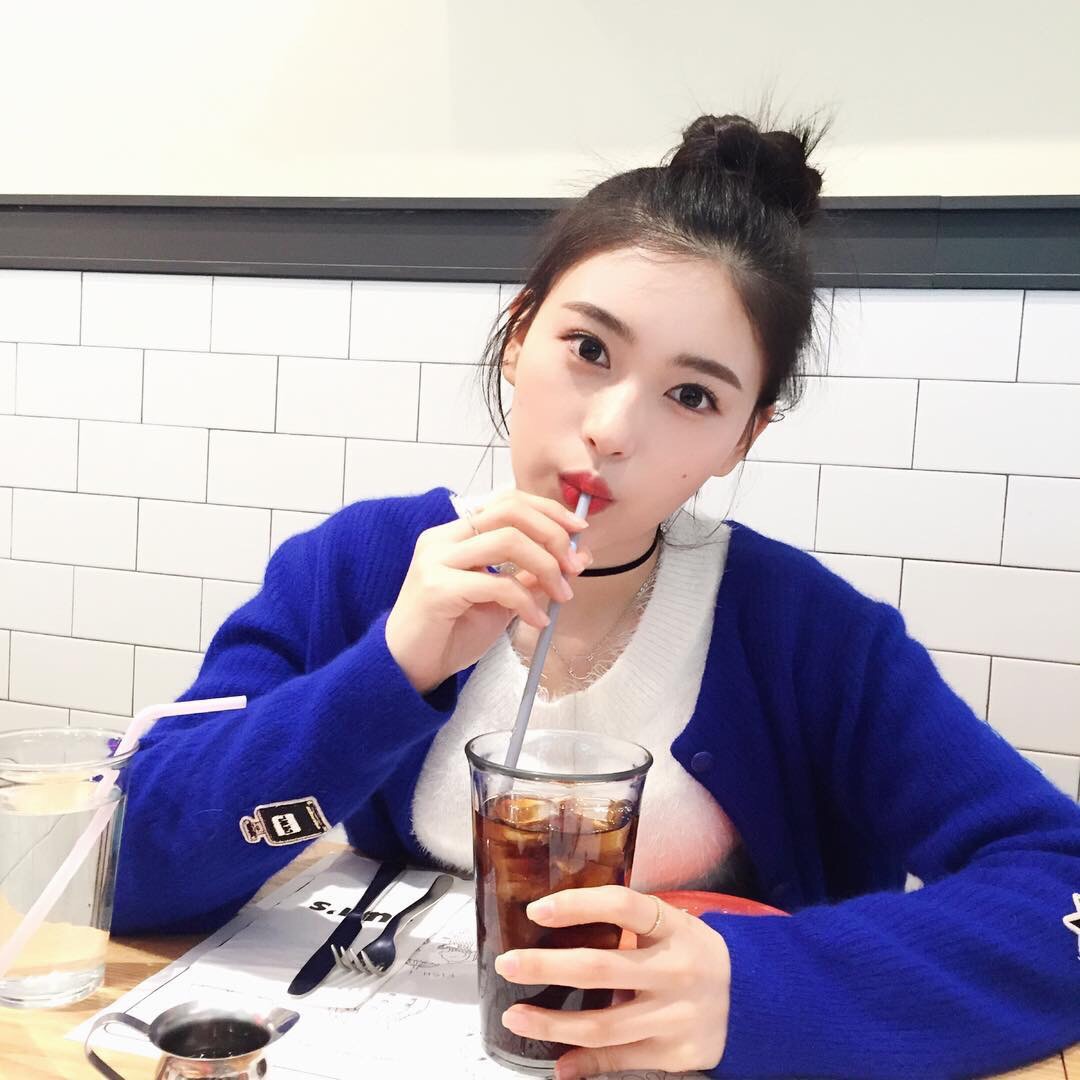 叶涵 中国传媒大学 年龄:22 身高:1.65 特长:唱歌 美术 爱好