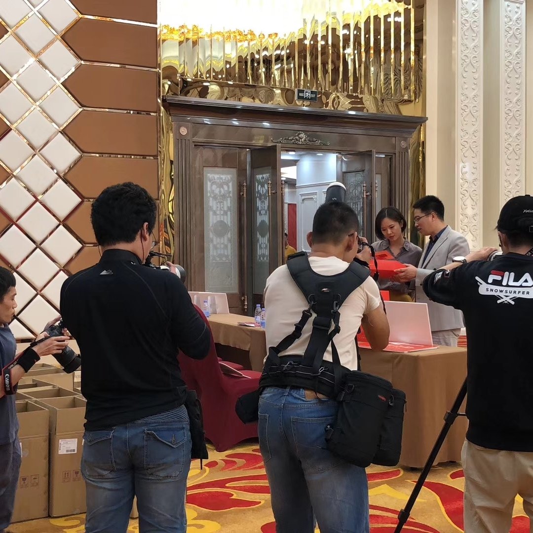 广州塔下凤凰卫视访谈节目拍摄 给大家发一点拍专访视频的幕后花絮