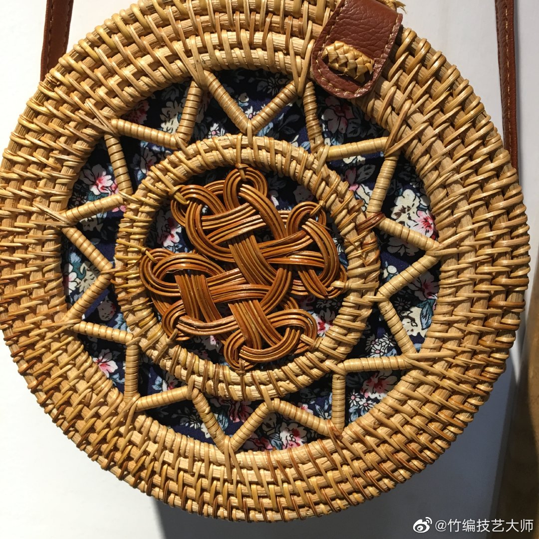 咱们中国传统竹编工艺大体可分起底,编织,锁口三道工序