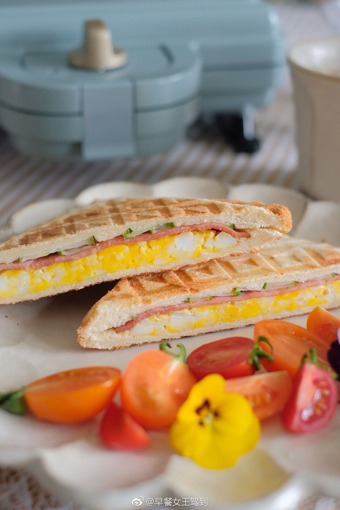 年后更新的第一天用新机器做了简单的鸡蛋火腿三明治搭圣女果和坚果