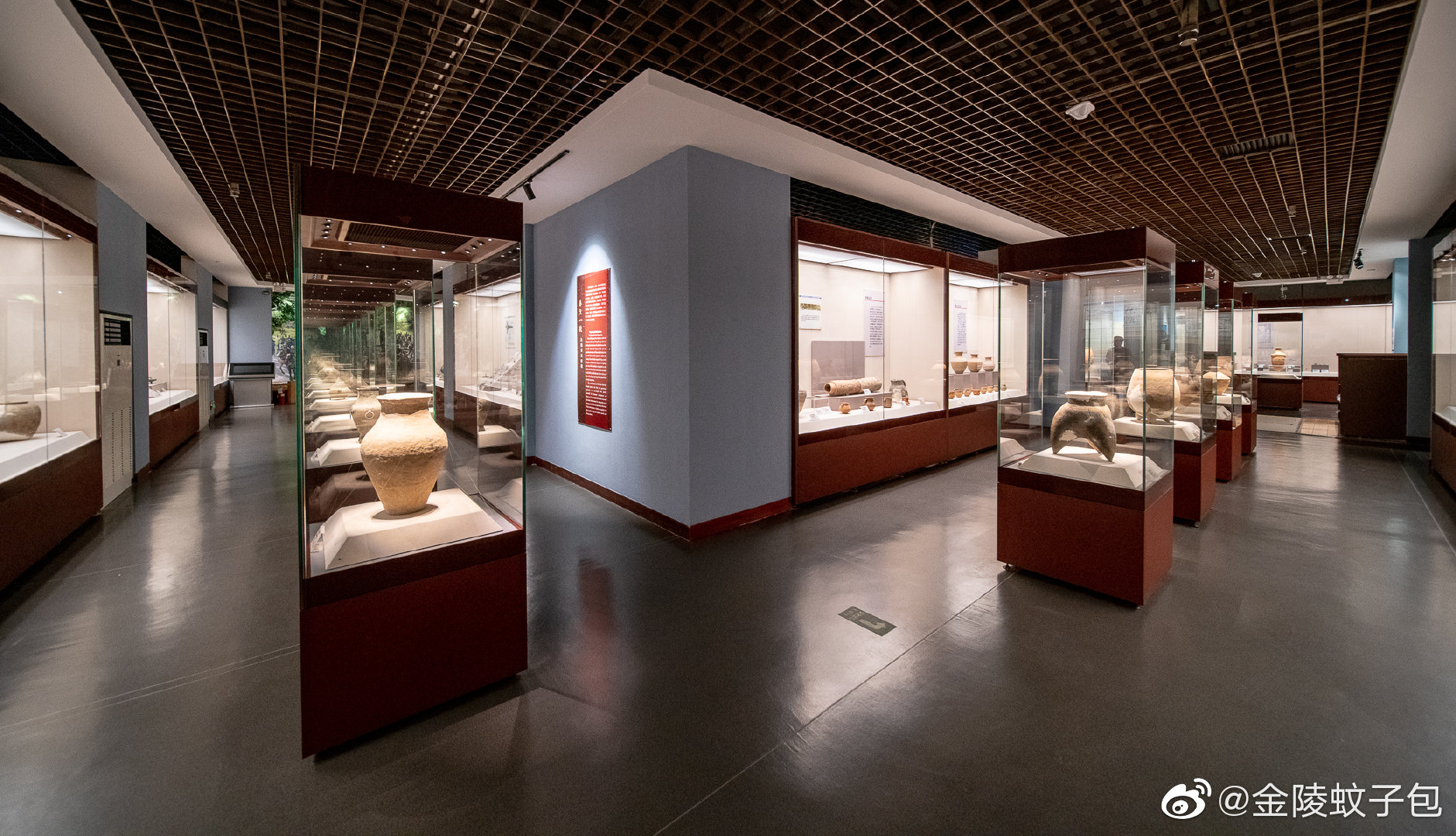 庆阳市博物馆坐落于庆阳市西峰区和谐广场南侧,占地23亩