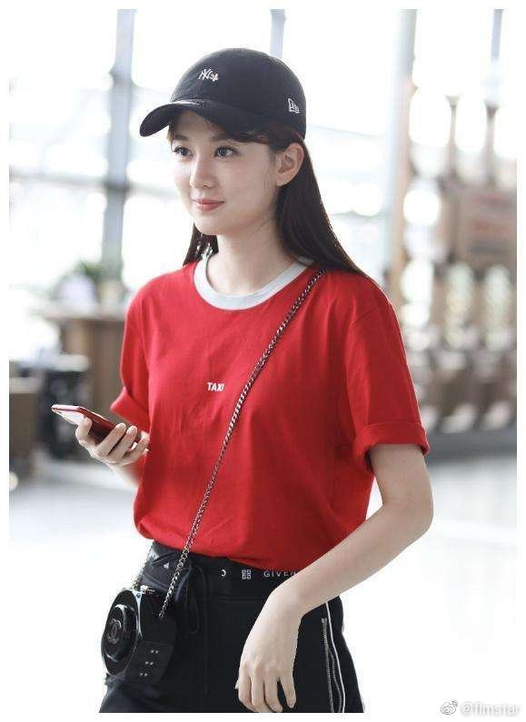 乔欣出席活动的时候,身穿红色吊带裙,引起大众们的重点关注