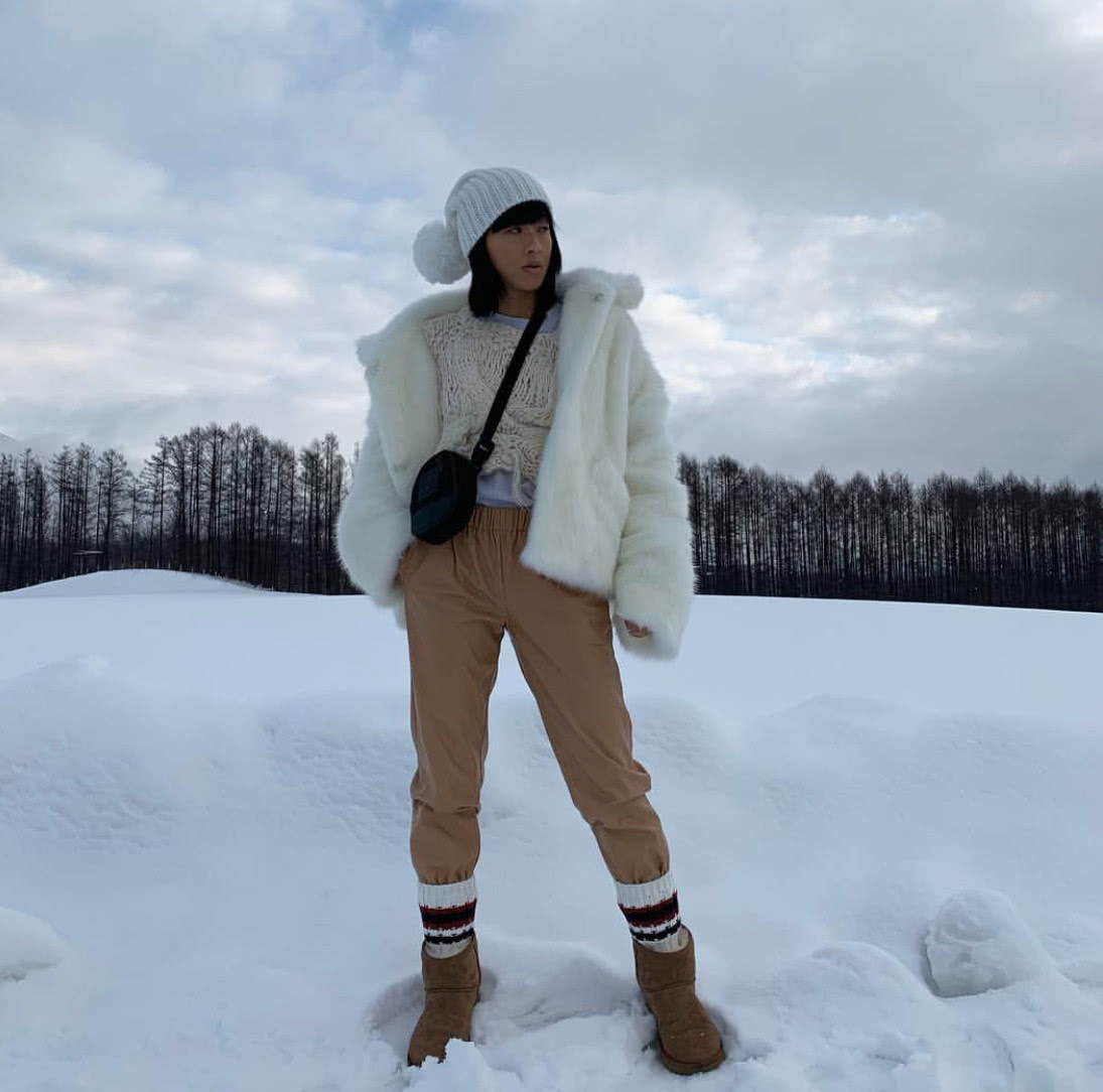 网友日本偶遇陈奕迅一家三口,14岁陈康堤身材高挑笑得可爱