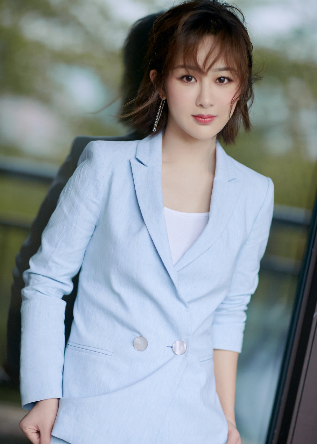 杨紫身着率性西装,恣意洒脱,春日里的一抹蓝.