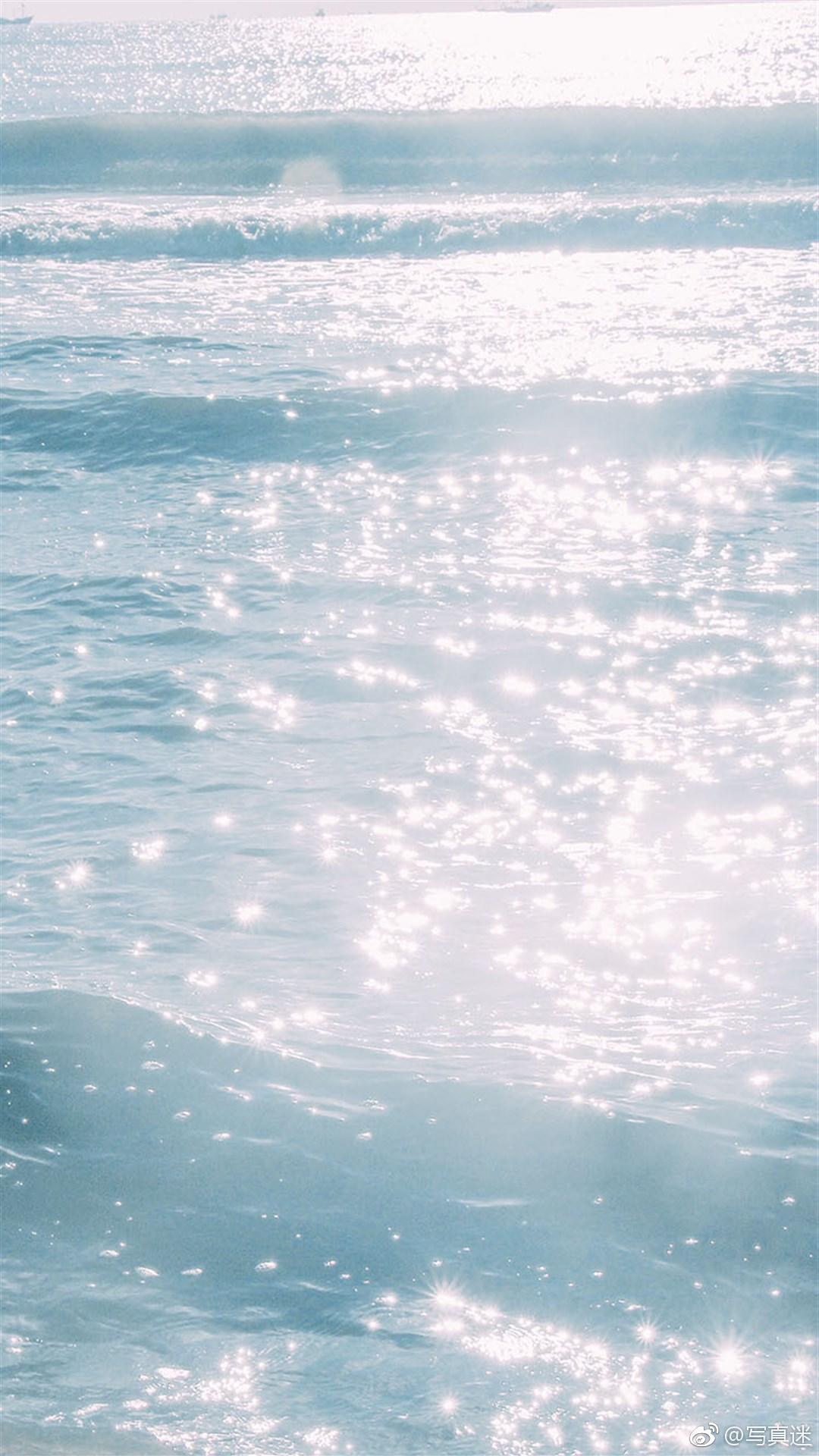 你清澈的眼眸像极了正午时的海平面般闪闪发光