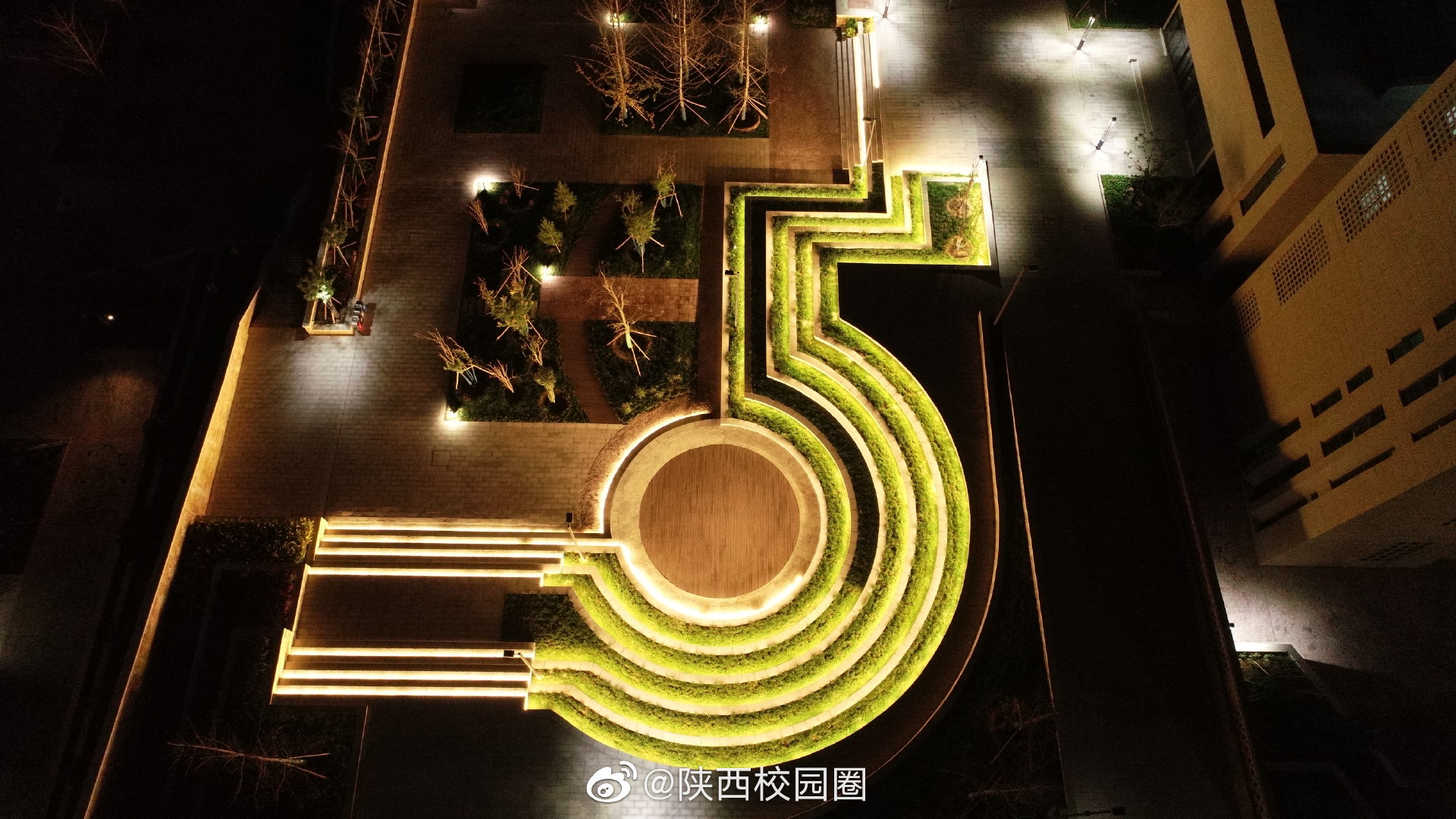 昨晚陕西校园圈驻延安小编发来延安大学新校区的两张航拍图片
