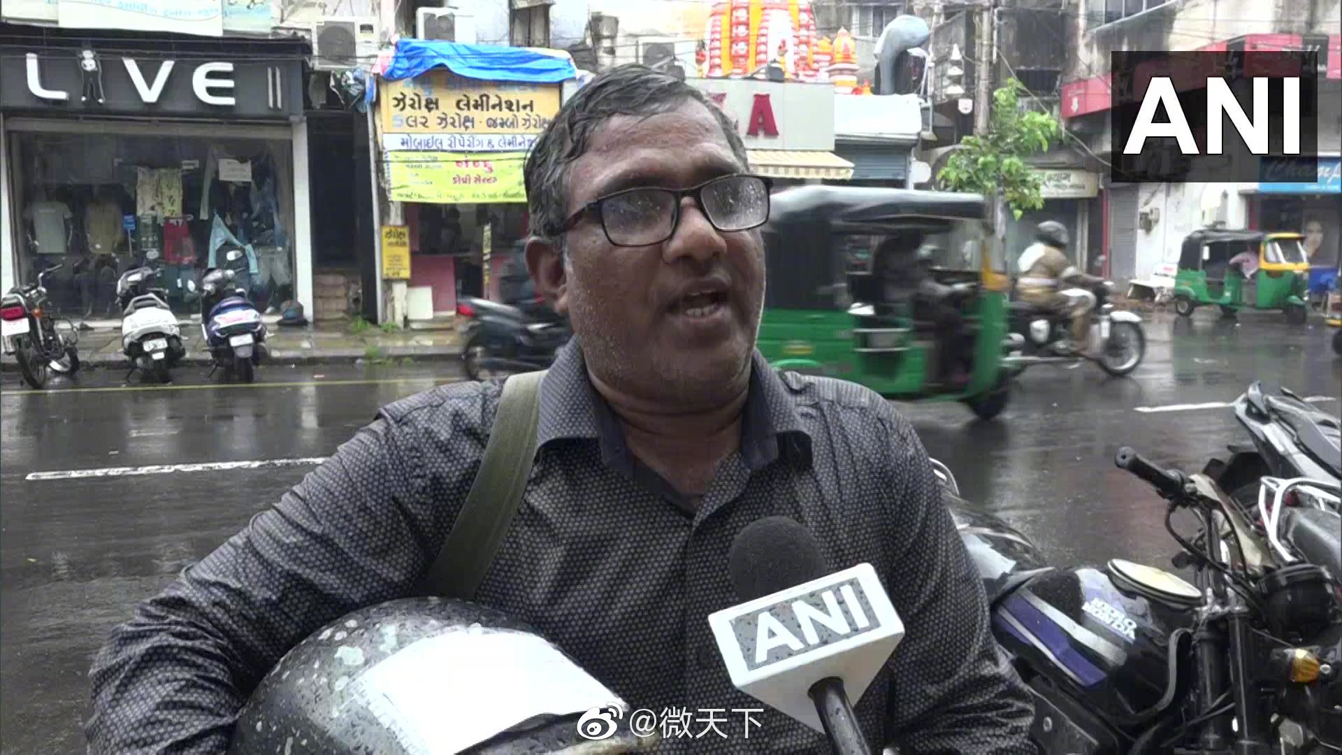 为避免罚款 印度男子把驾驶证保险单贴在头盔上|保险单|交通规则|罚款