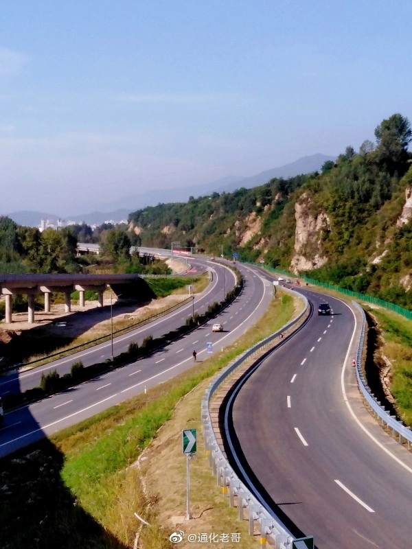 集双高速集安至通化段通车时间已经临近了,人为通车在忙碌着