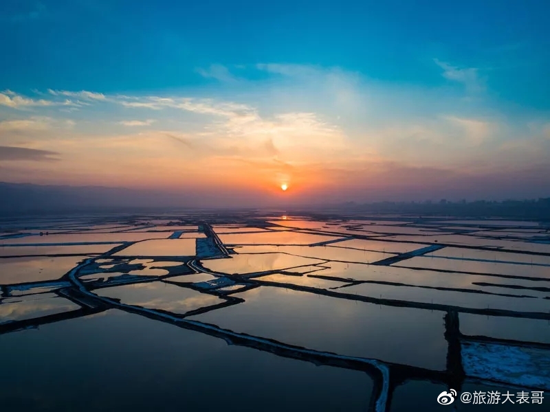 山西运城盐湖，从上空俯瞰，大大小小的盐池呈现出不同的颜色