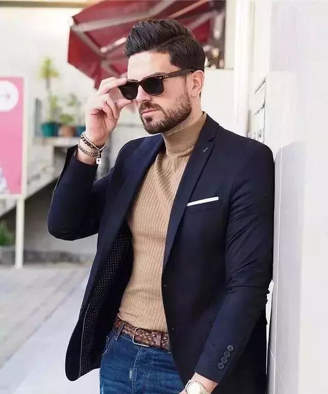 了西装套装的你,不妨尝试看看西装 牛仔裤的搭配公式,不仅利落干练,还