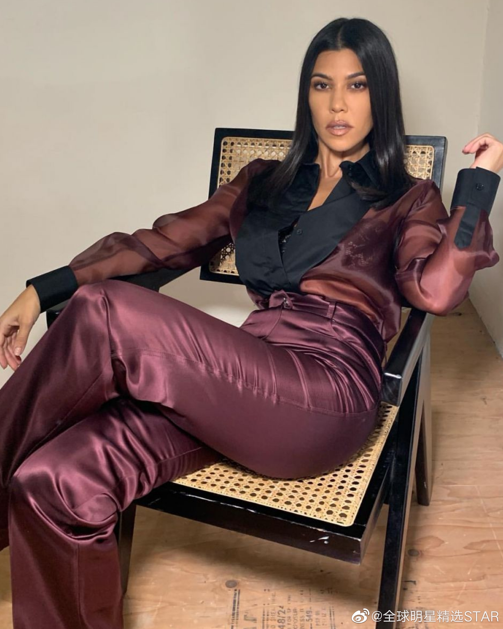 考特尼·卡戴珊的私房照漏出,浑身散发着一股迷人的魅力