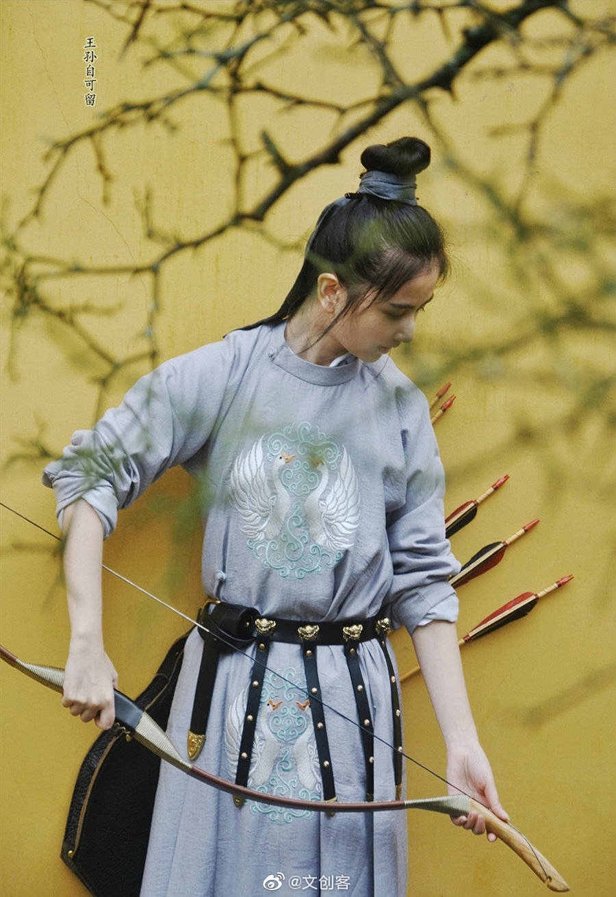 圆领袍是圆领子的窄袖袍据引唐书舆服志记载