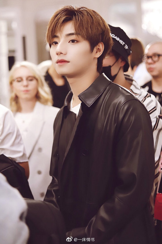 unine成员李振宁大白天穿着粉丝送的衣服跟一位美女当街拥抱