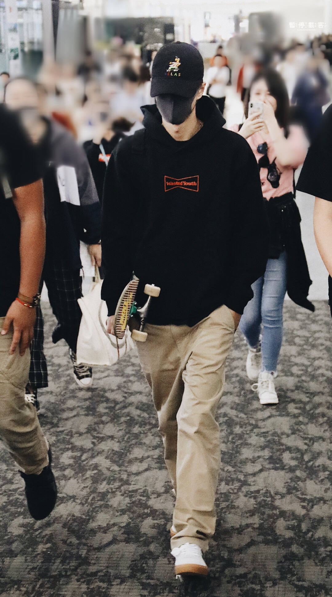 王一博今早机场路透 杭州出发长沙一身黑色棒球帽 黑色卫衣 卡