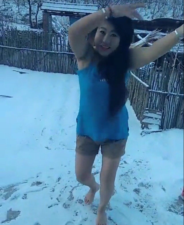 女子穿短袖短裤在雪地里跳舞,场面让人不忍直视!