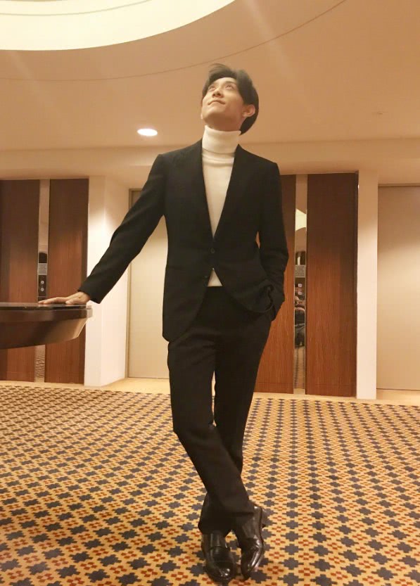 帅到飞起了,张一山嫌鞋子太白了,故意在鞋带里塞了一张便条