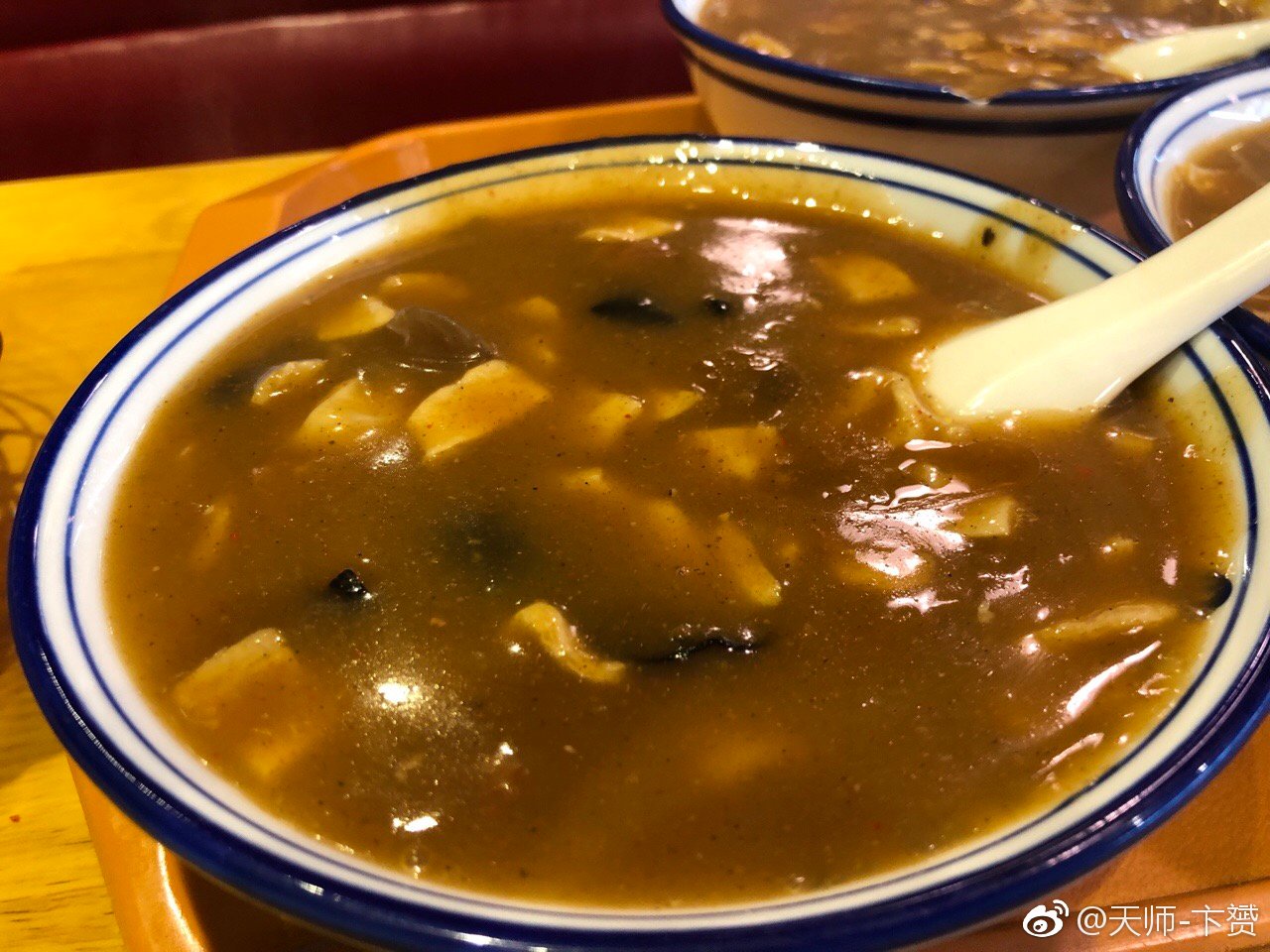 今日早餐味道一级棒,豆腐脑,牛肉盒,葱花油饼和胡辣汤