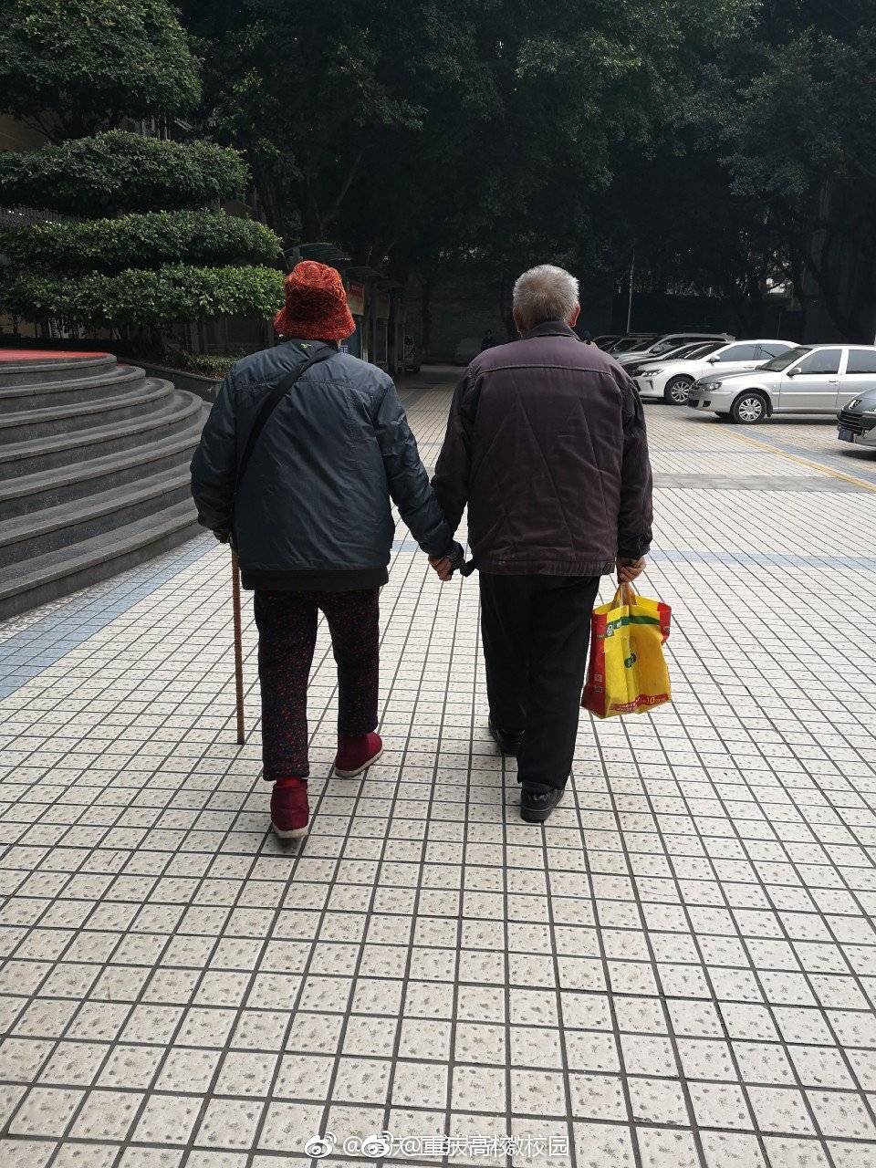 重庆工商大学江北校区经常出现一对老夫妻