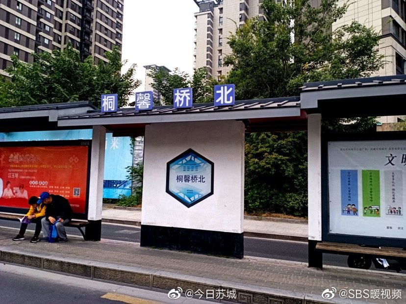 市区候车亭增设主站名，不担心看不清站了