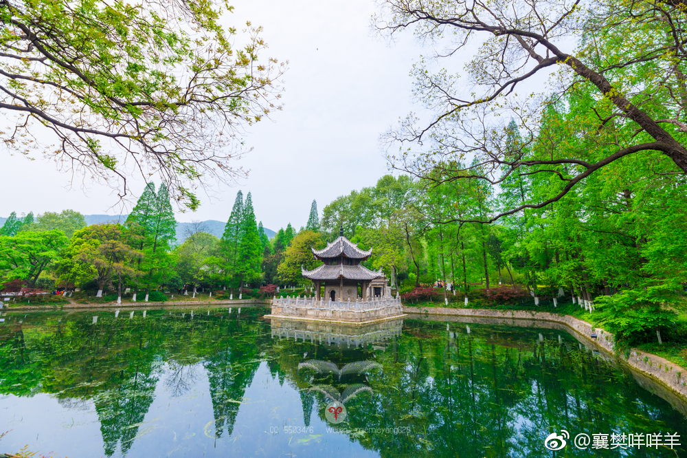 习家池,又名高阳池馆,位于襄阳城南约5公里的凤凰山南麓