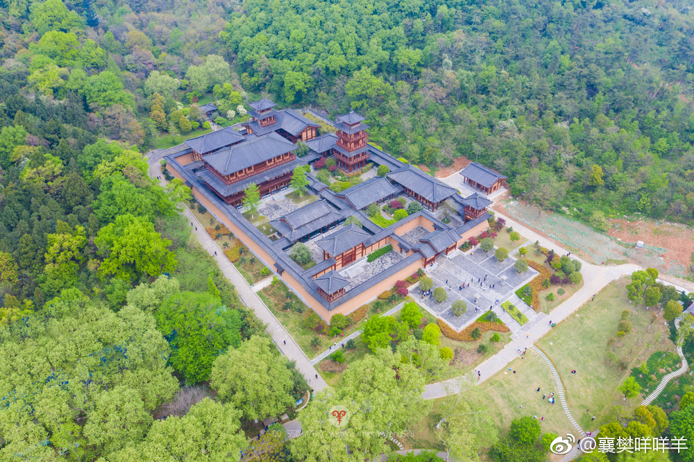 习家池,又名高阳池馆,位于襄阳城南约5公里的凤凰山南麓