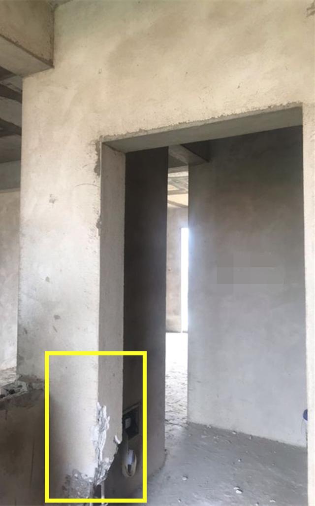 装修遇到碍眼承重柱,邻居刚砸一半楼上业主找上门:不会藏起来么