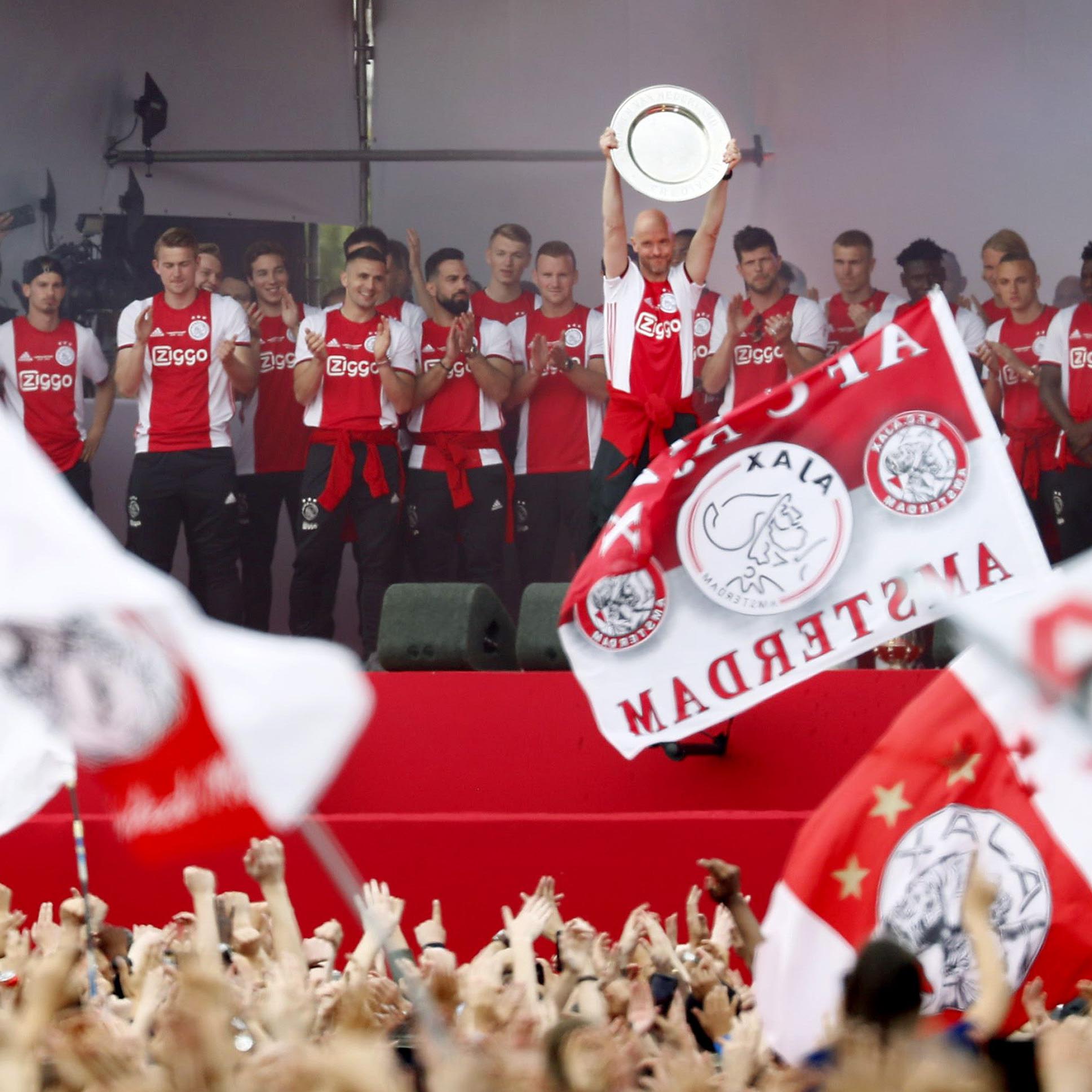 阿贾克斯球迷庆祝联赛夺冠!