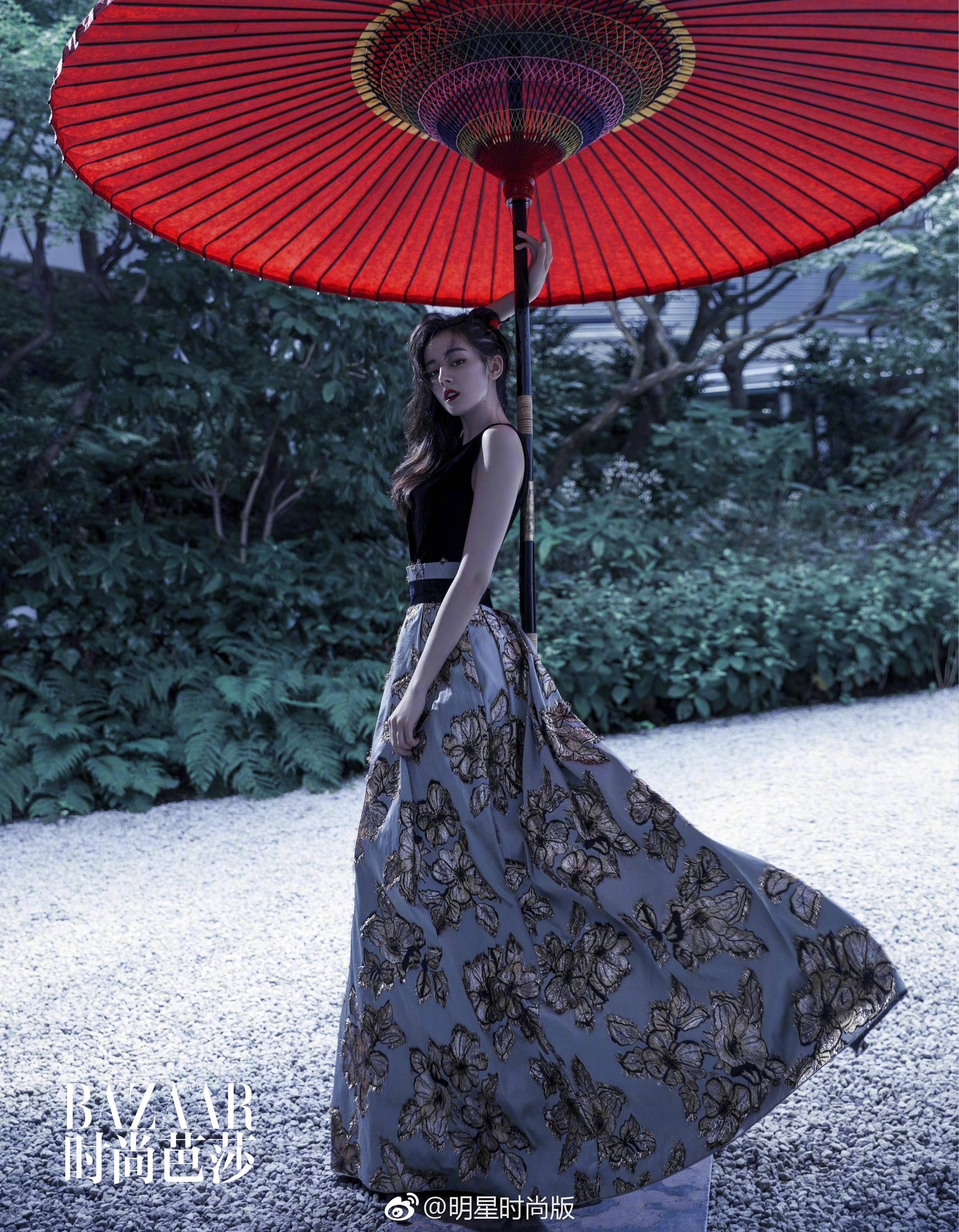迪丽热巴 时尚大片 几套风格迥异的服装加上红伞 金鱼灯笼 折扇这些小